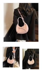 Sac hobo rose avec détail nœud présenté sous plusieurs angles sur un mannequin