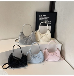 Groupe de sacs demi-lune de couleur unie avec nœuds dans une présentation à étages