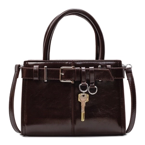 Sac à main vintage en cuir marron foncé avec boucle décorative et porte-clés