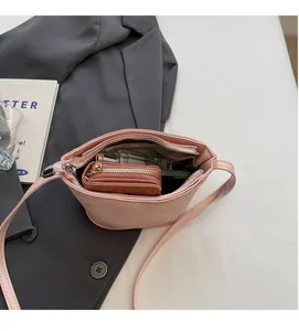 Vue intérieure du sac seau rose embossé montrant la capacité pour portefeuille et parfum