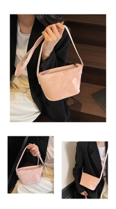 Détail du motif papillon embossé SNML sur le sac seau en cuir rose pour femmes