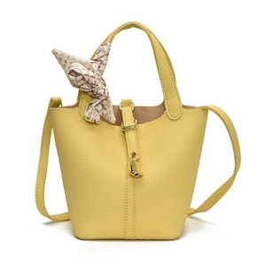 Leuchtend gelbe Eimertasche mit Litschi-Maserung, Seidenschal und abnehmbarem Gurt