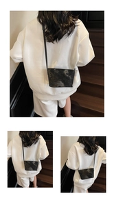 Vues détaillées d'un sac seau noir gaufré avec bandoulière porté par un mannequin