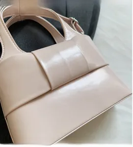 Gros plan du nœud papillon rose élégant et du cuir synthétique lisse du sac à main