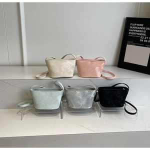 Détails de sacs seau gaufrés avec motifs mignons et fines bandoulières réglables