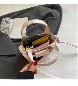 Vue intérieure du sac seau rose brillant montrant une grande capacité de rangement
