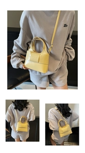 Détails d'un sac à main jaune avec design plissé et bandoulière réglable pour femmes