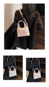 Sac bandoulière rose clair avec nœud décoratif et bandoulière réglable sur modèle