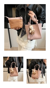 Sac cabas carré rose texture litchi avec breloque ours et poignées tressées