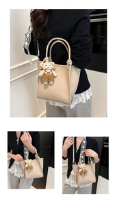Détail du sac cabas en cuir beige avec poignée nouée et bordure en dentelle