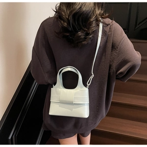 Détail du sac à main vert menthe avec grand nœud et bandoulière réglable pour femme