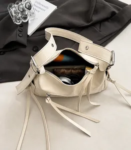 Vista interior del bolso bandolera blanco roto con gran capacidad para móvil y cosméticos
