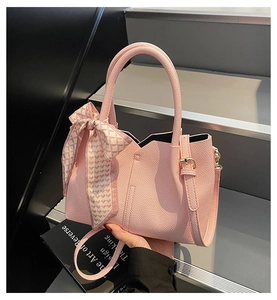 Sac à main en cuir rose avec foulard à motifs de cœur et bandoulière réglable chic