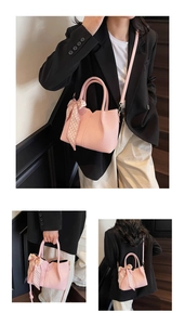 Sac seau rose à texture grainée avec foulard en soie au manche et bandoulière amovible