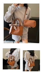 Détails du sac seau en cuir marron grainé avec pochette et foulard en soie décoratif