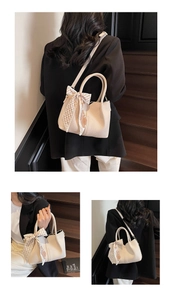 Détail du sac crème en cuir litchi avec foulard en soie et bandoulière amovible