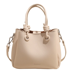Elegante bolso bombonera blanco crema en cuero granulado con detalles de nudos