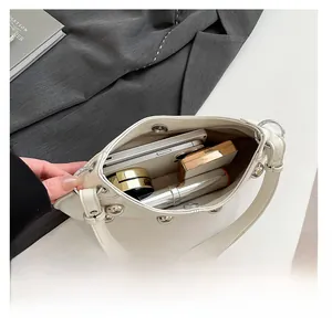 Vue détaillée de la capacité intérieure pour téléphone et rouge à lèvres en sac riveté