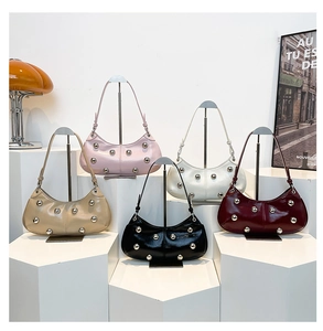 Détails des sacs hobo brillants avec clous métalliques et fines bandoulières