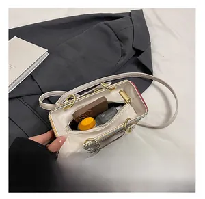 Vue intérieure détaillée d'un sac bandoulière tissé montrant l'espace de rangement