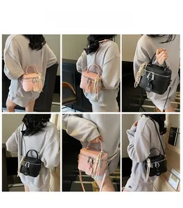 Détail du mini sac boîte en cuir grainé rose et noir avec foulard décoratif