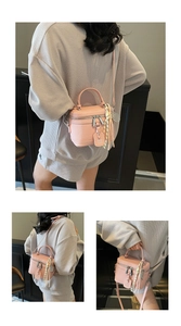 Détail du sac boîte rose grainé avec foulard en soie et finitions métalliques argent