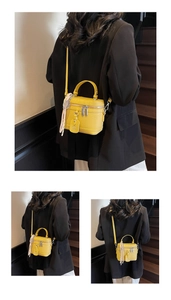 Détail d'un sac boîte en cuir jaune vif à grain de litchi avec foulard en soie
