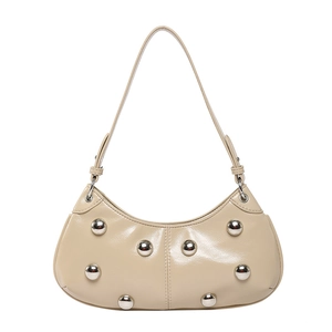 Sac hobo beige à effet brillant avec de grands rivets sphériques argentés