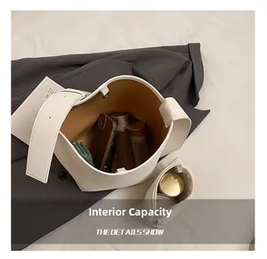 Detail der Innenseite einer beigen Beuteltasche mit hohem Fassungsvermögen für Alltag