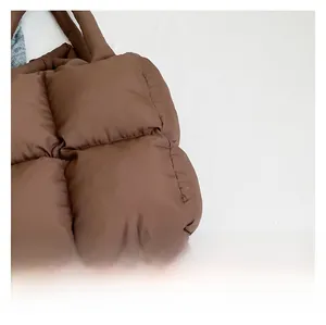 Nahaufnahme der dunkelbraunen gesteppten Puffer-Tragetasche aus wasserfestem Nylon-Gewebe