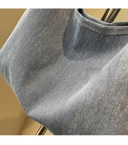 Detail der blauen Denim-Einkaufstasche mit weicher Köperstoff-Textur und robusten Nähten