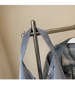 Detail eines blauen Denim-Schultergurts mit verstärkten Nähten am Metallhaken