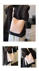 Detailansicht der minimalistischen Leder-Beuteltasche mit breitem Schultergurt