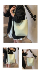 Minimalistische hellgrüne Beuteltasche mit Schultergurt und Lederstruktur-Detail