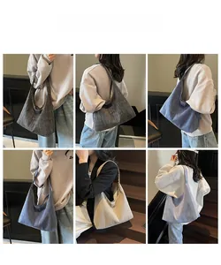 Detailansicht der Denim-Taschen in Dunkelgrau, Blau und Beige an den Models