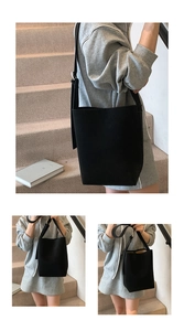 Detail der schwarzen Canvas-Beuteltasche mit verstellbarem Riemen und schlichtem Design