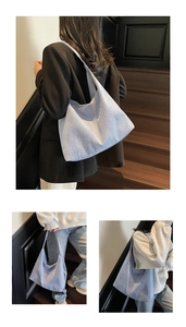 Detail der hellblauen Denim-Hobo-Tasche mit Textur und geräumigem Shopper-Design