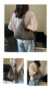 Detailansicht der großen grauen Hobo-Tasche aus Denim mit weicher Textur und lässiger Form