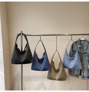 Hängende Anzeige von Denim-Einkaufstaschen in Schwarz, Dunkelblau, Olivgrün und Hellblau