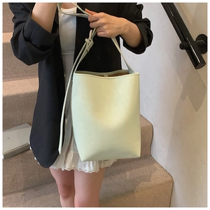 Detail des verstellbaren Lederriemens und Innenfutters der mintgrünen Beuteltasche für Damen