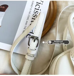 Détail de la bandoulière réglable en cuir crème avec boucle en métal argenté