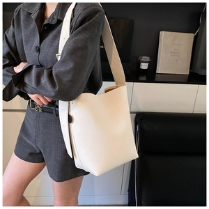 Detailaufnahme der weißen Totebag aus Leder mit Lychee-Muster und breitem Schultergurt