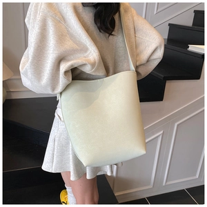 Detailansicht der großen mintgrünen Tragetasche mit geräumigem Design und breitem Gurt