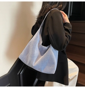 Nahaufnahme der hellblauen Denim Hobo-Tasche mit Textur und nahtlosem Schultergurt
