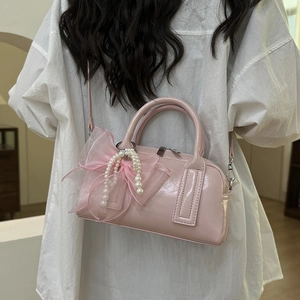 Sac bowling rose brillant orné d'un nœud en tulle, perles et bandoulière amovible