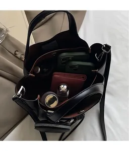 Vue détaillée de l'intérieur du sac seau noir avec grande capacité et doublure brune
