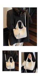 Détail du sac seau blanc à motif crocodile avec son petit porte-monnaie rond