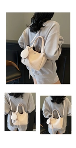 Détail du sac seau crème à motif crocodile avec petit porte-monnaie rond amovible