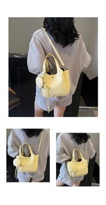 Détail du sac seau jaune clair à motif croco avec un porte-monnaie rond amovible chic