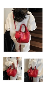Détails du sac seau rouge effet crocodile avec breloque ronde et bandoulière réglable